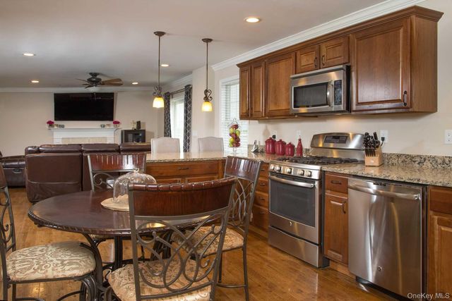 6 Jamil Court, Poughkeepsie, NY 12603