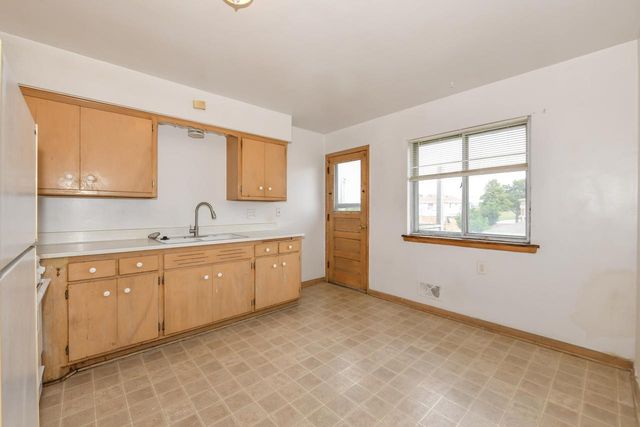 2424 W Howard AVENUE, Milwaukee, WI 53221