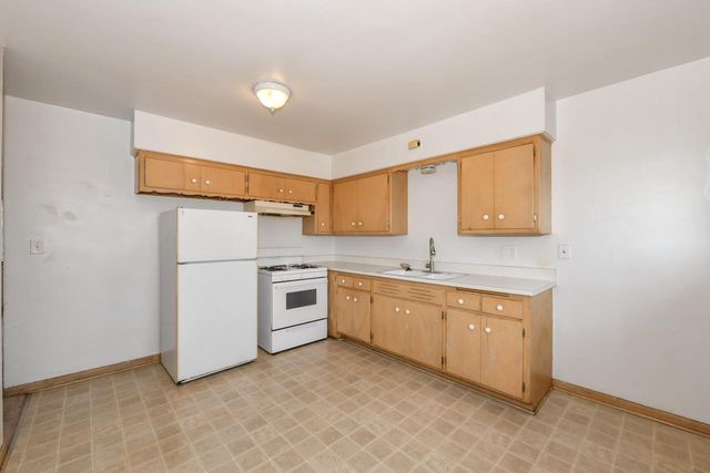2424 W Howard AVENUE, Milwaukee, WI 53221