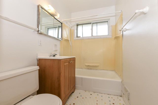 2424 W Howard AVENUE, Milwaukee, WI 53221