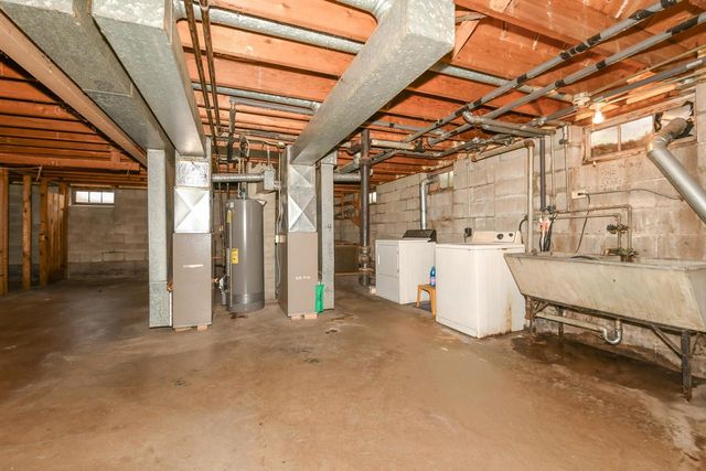 2424 W Howard AVENUE, Milwaukee, WI 53221