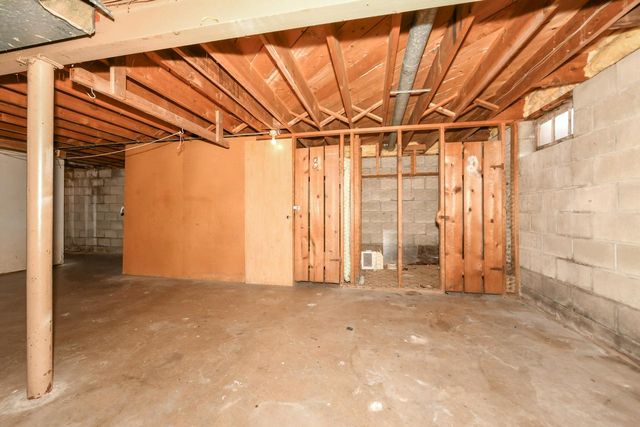 2424 W Howard AVENUE, Milwaukee, WI 53221