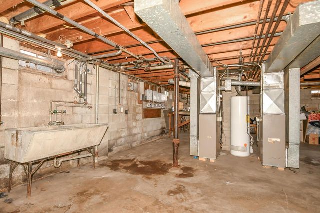 2424 W Howard AVENUE, Milwaukee, WI 53221