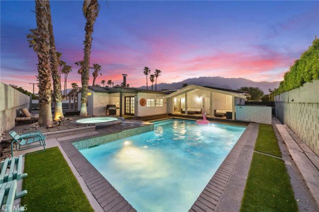 2306 Acacia Rd E, Palm Springs, CA 92262