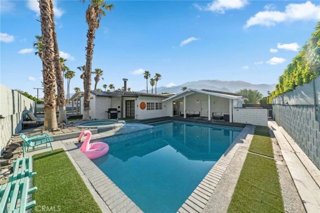 2306 Acacia Rd E, Palm Springs, CA 92262