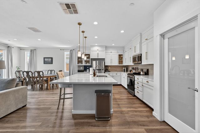 1717 Santa Cruz Dr, Plumas Lake, CA 95961