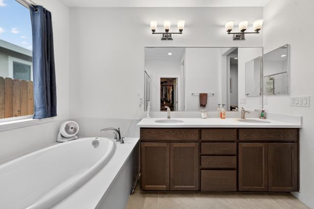 1717 Santa Cruz Dr, Plumas Lake, CA 95961