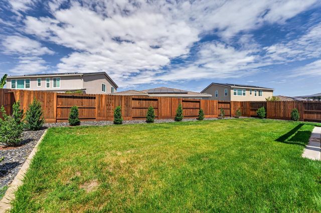 1717 Santa Cruz Dr, Plumas Lake, CA 95961