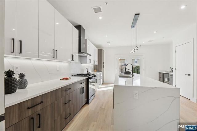 164 Oakwood Avenue, Cliffside Park, NJ 07010