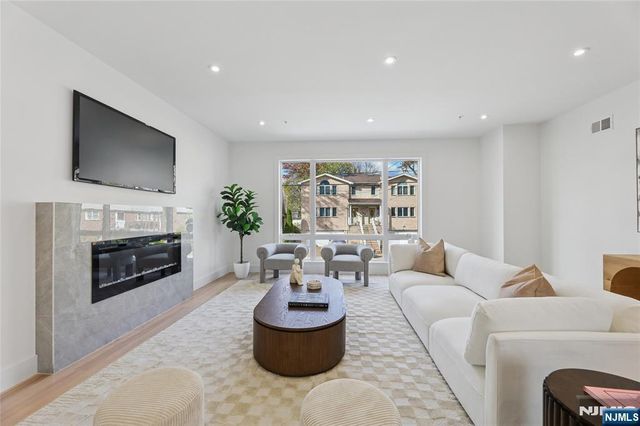 164 Oakwood Avenue, Cliffside Park, NJ 07010