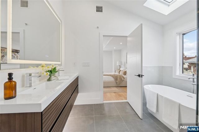 164 Oakwood Avenue, Cliffside Park, NJ 07010