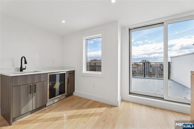 164 Oakwood Avenue, Cliffside Park, NJ 07010