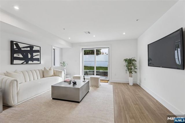 164 Oakwood Avenue, Cliffside Park, NJ 07010