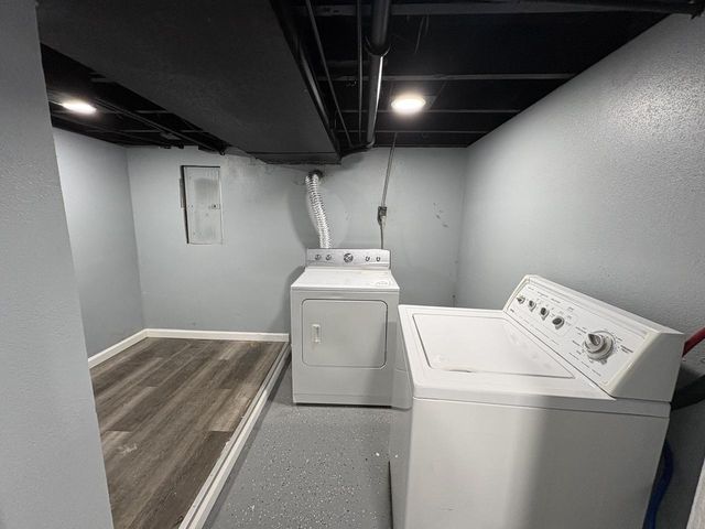 1537 S 94th STREET, West Allis, WI 53214