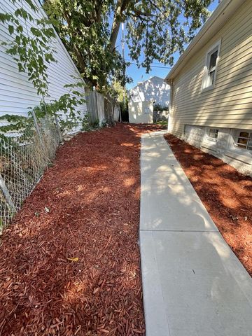 1537 S 94th STREET, West Allis, WI 53214