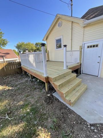1537 S 94th STREET, West Allis, WI 53214