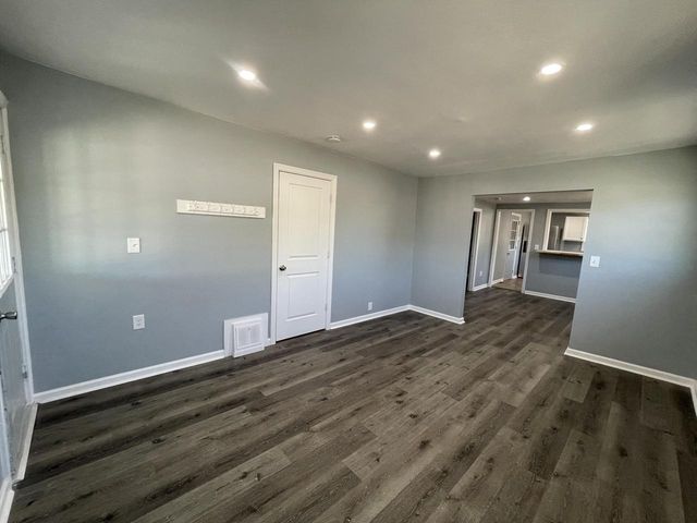 1537 S 94th STREET, West Allis, WI 53214
