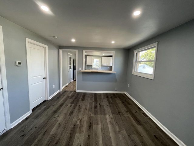 1537 S 94th STREET, West Allis, WI 53214