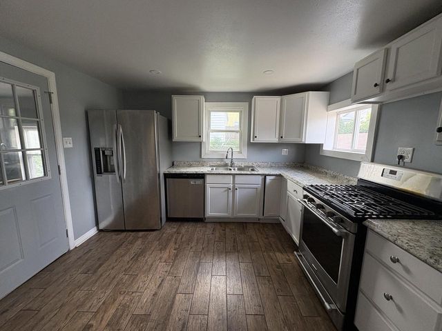 1537 S 94th STREET, West Allis, WI 53214