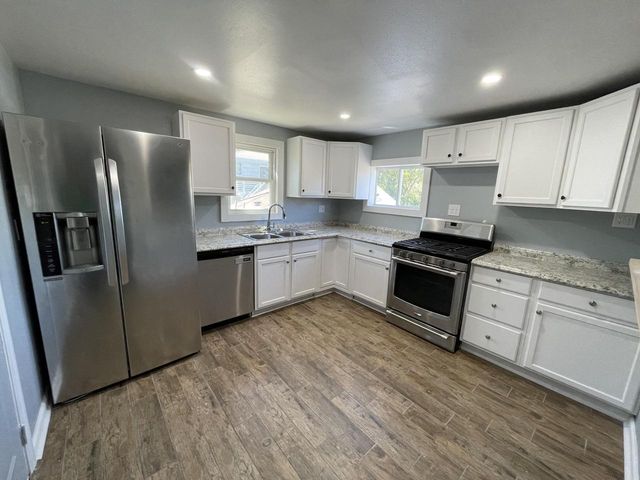 1537 S 94th STREET, West Allis, WI 53214