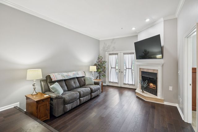 136 W End Pl, Nashville, TN 37205