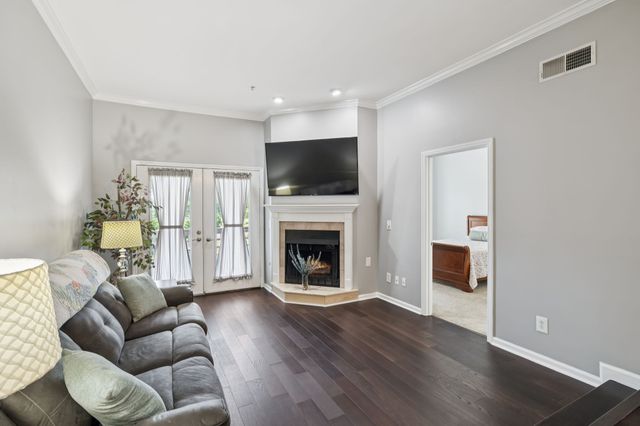 136 W End Pl, Nashville, TN 37205