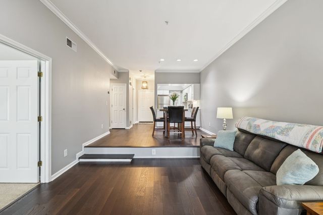 136 W End Pl, Nashville, TN 37205