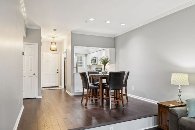 136 W End Pl, Nashville, TN 37205