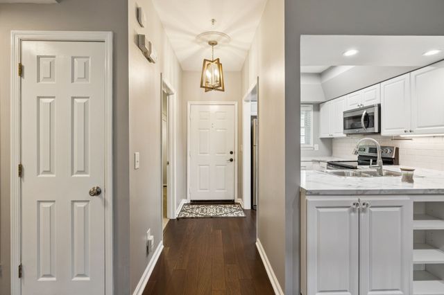 136 W End Pl, Nashville, TN 37205