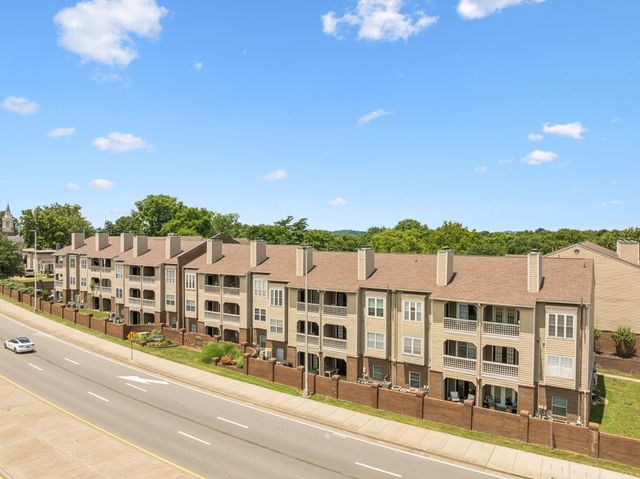 136 W End Pl, Nashville, TN 37205