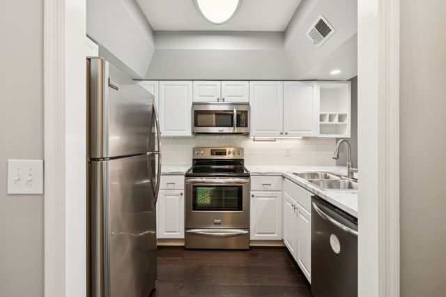 136 W End Pl, Nashville, TN 37205