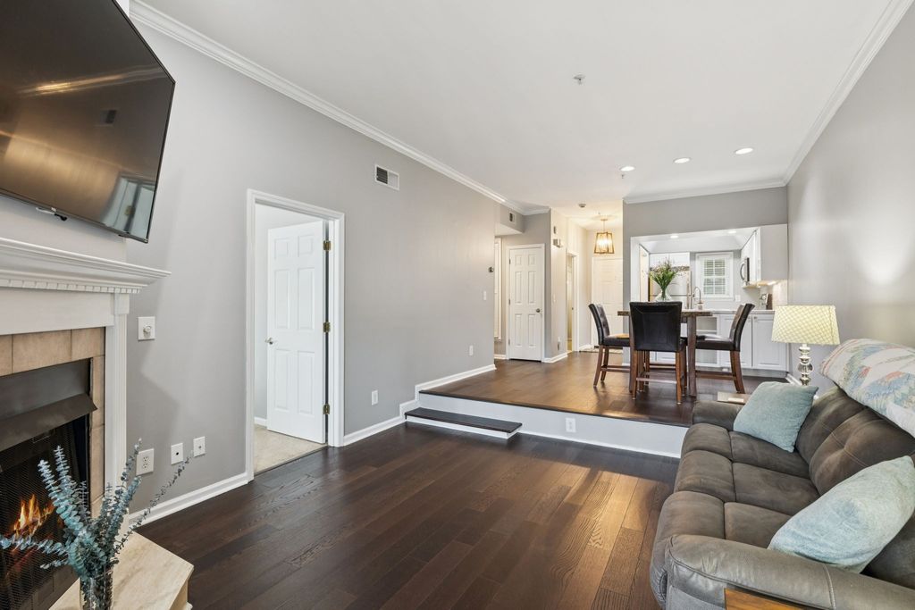 136 W End Pl, Nashville, TN 37205