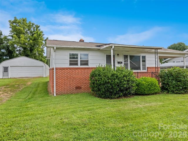 57 Spruce Street, Waynesville, NC 28786