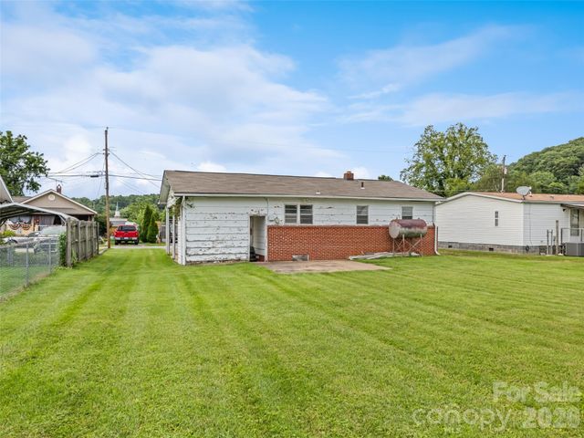 57 Spruce Street, Waynesville, NC 28786