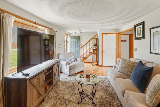 4 Henry Marsh Rd B, Oxford, MA 01540