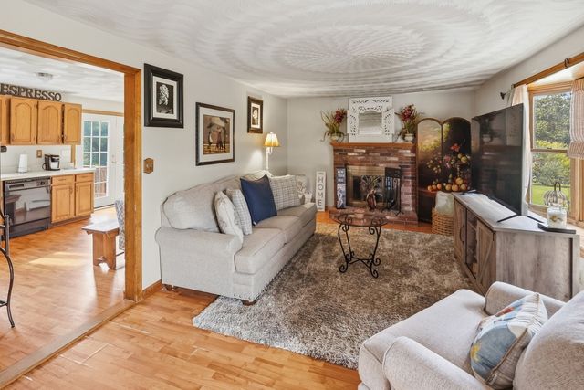 4 Henry Marsh Rd B, Oxford, MA 01540