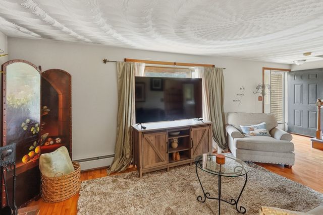 4 Henry Marsh Rd B, Oxford, MA 01540