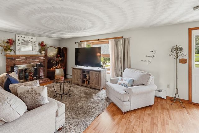 4 Henry Marsh Rd B, Oxford, MA 01540