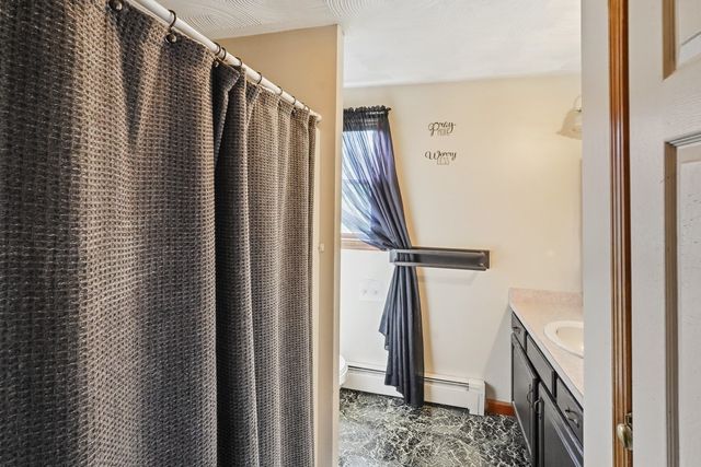 4 Henry Marsh Rd B, Oxford, MA 01540