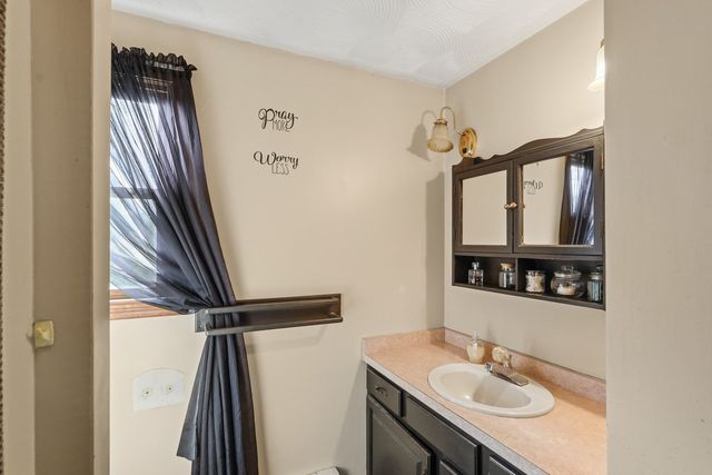 4 Henry Marsh Rd B, Oxford, MA 01540