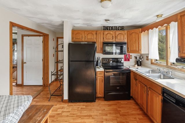 4 Henry Marsh Rd B, Oxford, MA 01540