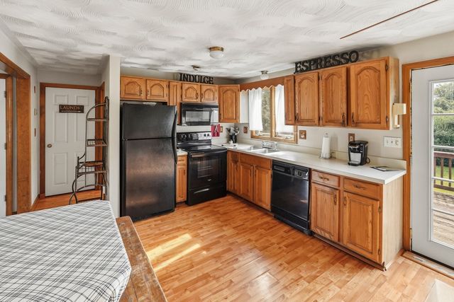 4 Henry Marsh Rd B, Oxford, MA 01540