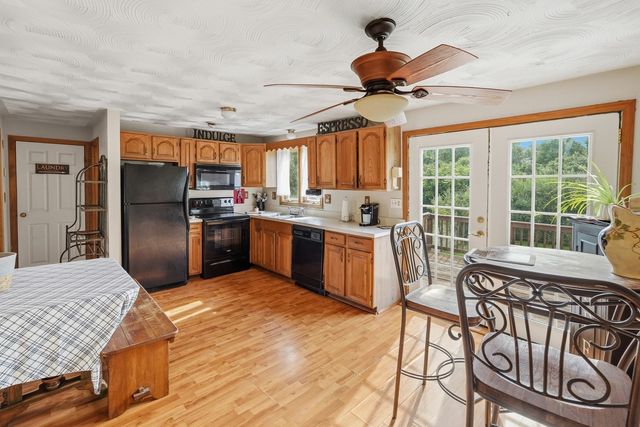 4 Henry Marsh Rd B, Oxford, MA 01540