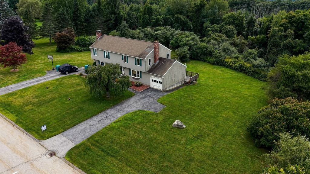 4 Henry Marsh Rd B, Oxford, MA 01540