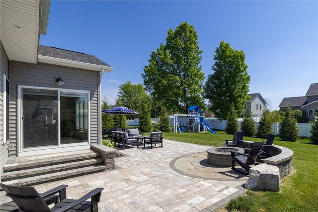 512 Whistlers Cove Lane, Greece, NY 14612