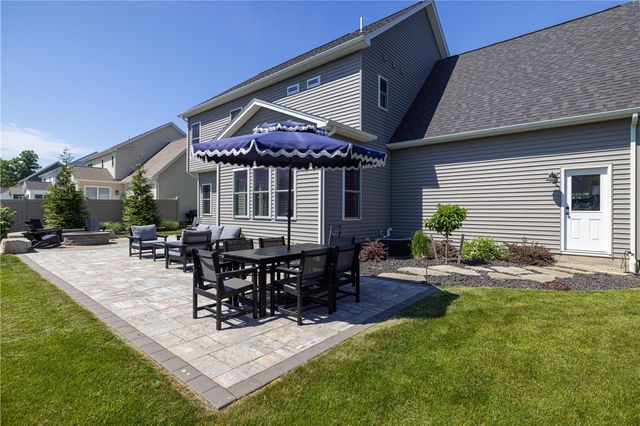 512 Whistlers Cove Lane, Greece, NY 14612