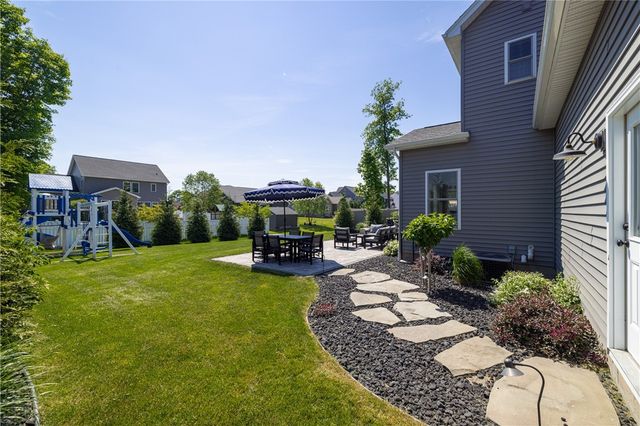 512 Whistlers Cove Lane, Greece, NY 14612