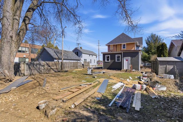 206 Maple AVENUE, Waukesha, WI 53186