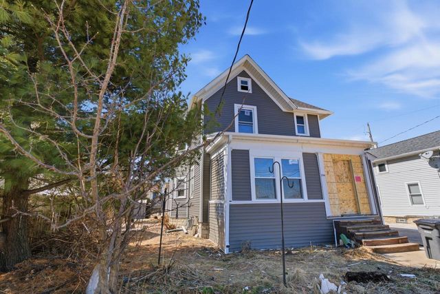 206 Maple AVENUE, Waukesha, WI 53186