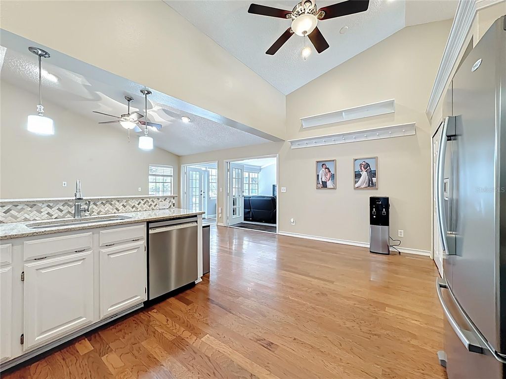 Image 12 of property listing at 10729 OAK GLEN CIRCLE, Orlando, FL 32817